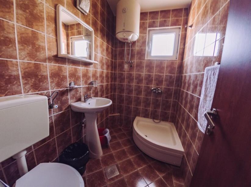 Apartmani Lasta Dobra Voda Luaran gambar